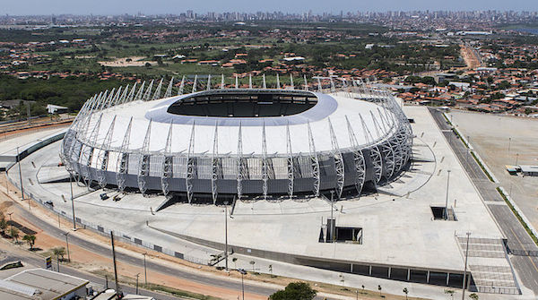 Das WM Stadion in Fortaleza ist im Vergleich zum Flughafen schon fertig