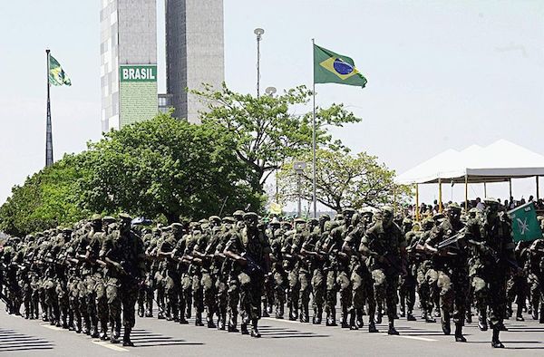 Auch das Militär sorgt bei der Fußball WM 2014 für Sicherheit