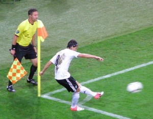Mesut Özil bei einem Eckball