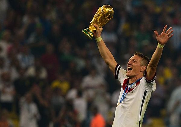 Bastian Schweinsteiger mit WM Pokal