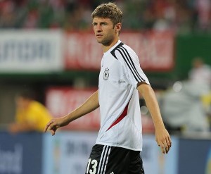 Thomas Müller erwartet einen Freistoß