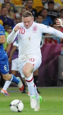 Wayne Rooney dribbelt