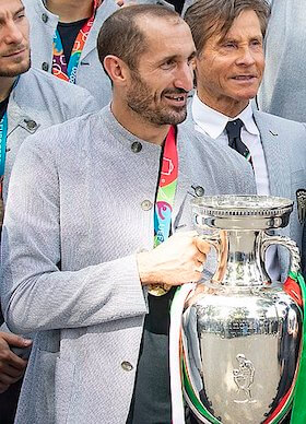 Italiens Kapitän Chiellini mit der EURO-Trophäe nach dem Gewinn der EM 2021