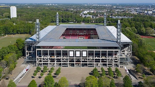 Das RheinEnergieStadion (offiziell Stadion Köln) als Spielort der EURO 2024 in Köln